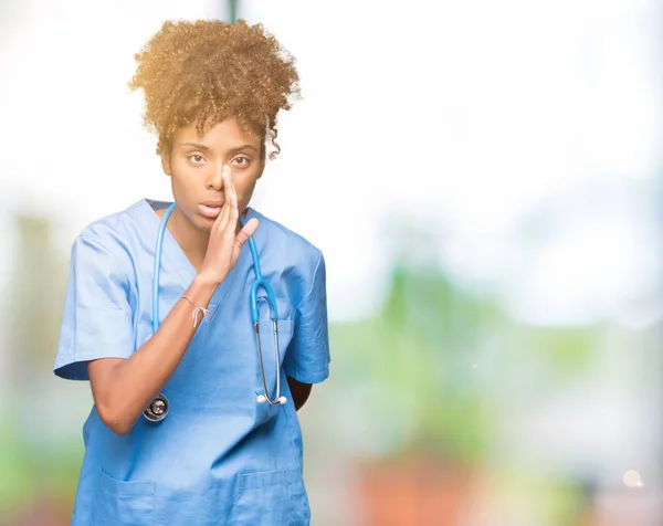 Junge Afrikanisch Amerikanische Ärztin Über Isolierten Hintergrund Hand Mund Geheimnis — Stockfoto