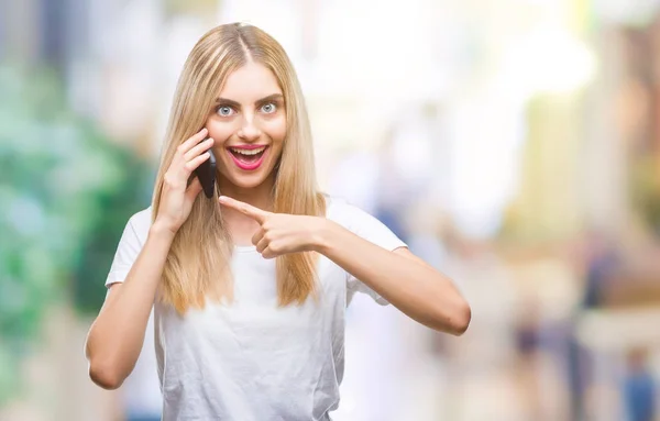 Junge Schöne Blonde Frau Spricht Mit Smartphone Über Isolierten Hintergrund — Stockfoto