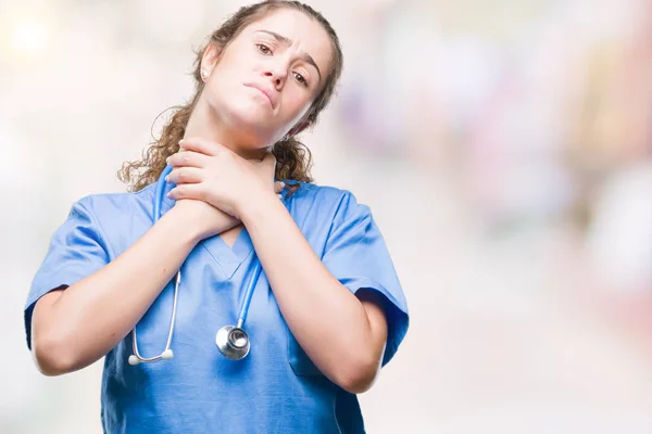 Menina Médico Morena Jovem Vestindo Enfermeira Cirurgião Uniforme Sobre Fundo — Fotografia de Stock