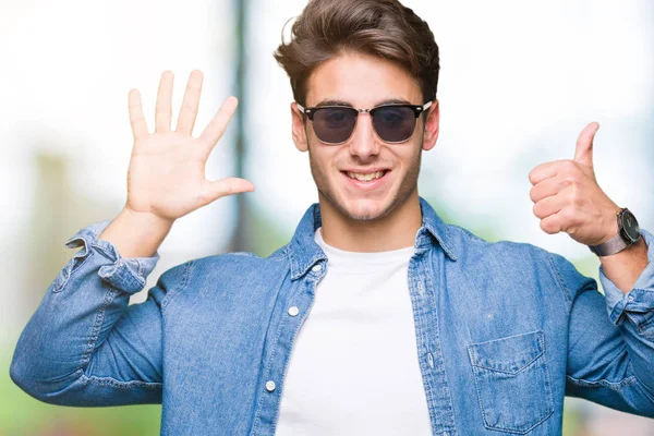 Joven Hombre Guapo Con Gafas Sol Sobre Fondo Aislado Mostrando —  Fotos de Stock