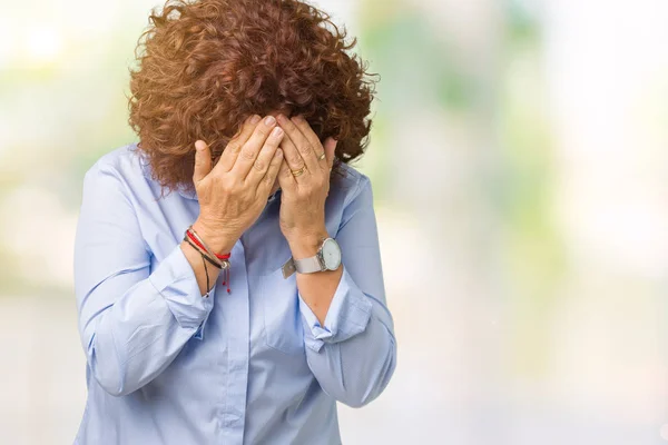 Schöne Seniorin Mittleren Alters Mit Brille Vor Isoliertem Hintergrund Und — Stockfoto