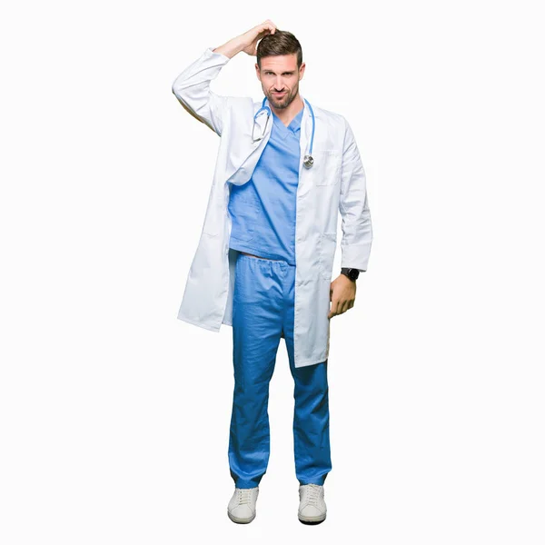 Stilig Läkare Man Bär Medicinsk Uniform Över Isolerade Bakgrund Förvirra — Stockfoto