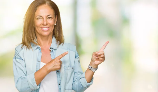 Medelåldern Vuxen Kvinna Bär Casual Denim Skjorta Över Isolerade Bakgrund — Stockfoto