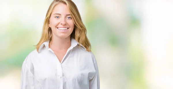 Mooie Jonge Zakenvrouw Geïsoleerde Achtergrond Met Een Gelukkig Cool Glimlach — Stockfoto