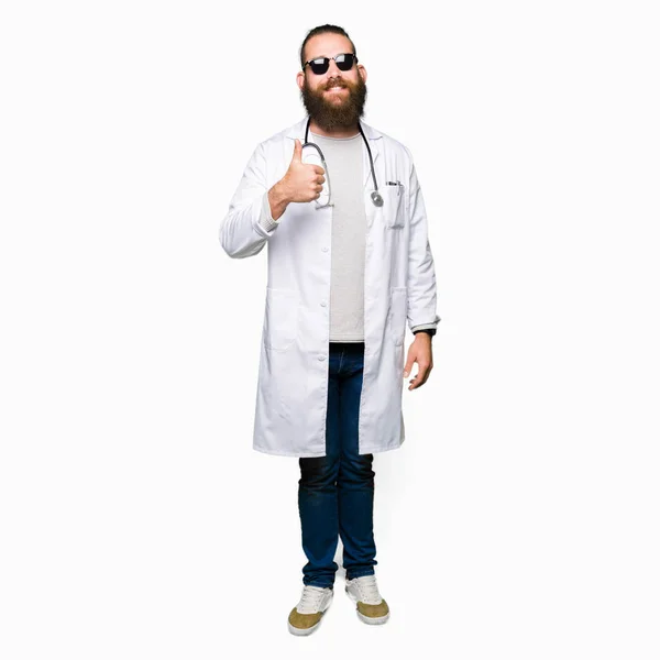 Ung Blond Läkare Man Med Skägg Bär Sol Glasögon Gör — Stockfoto