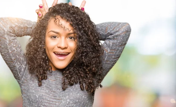 Giovane Bella Donna Con Capelli Ricci Indossa Maglione Grigio Posa — Foto Stock