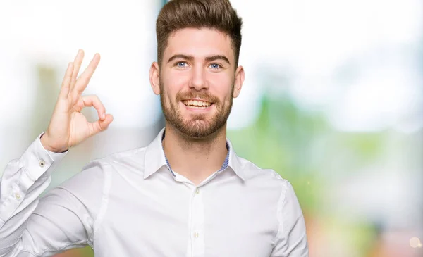 Joven Hombre Negocios Guapo Sonriendo Positiva Haciendo Signo Con Mano —  Fotos de Stock