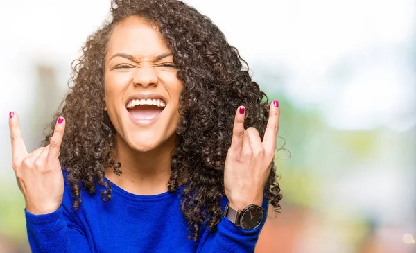 Mujer Hermosa Joven Con Pelo Rizado Usando Suéter Invierno Gritando —  Fotos de Stock