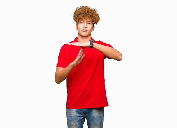 Jonge Knappe Man Met Afro Haar Dragen Rode Shirt Doen — Stockfoto