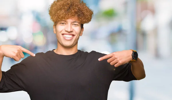 Mladý Pohledný Muž Afro Vlasy Nosí Černé Tričko Sebevědomým Úsměvem — Stock fotografie