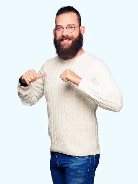 Homem Jovem Hipster Vestindo Óculos Camisola Inverno Olhando Confiante Com — Fotografia de Stock
