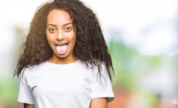 Joven Hermosa Chica Con Pelo Rizado Usando Casual Camiseta Blanca —  Fotos de Stock