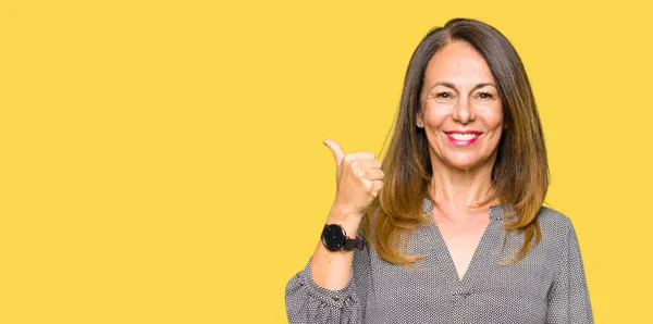 Mooie Middenleeftijd Zakenvrouw Glimlachend Met Blij Gezicht Kijken Naar Kant — Stockfoto