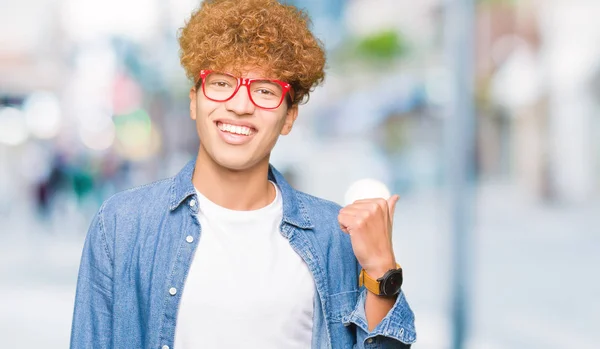 Giovane Bell Uomo Con Capelli Afro Indossa Occhiali Sorridenti Con — Foto Stock