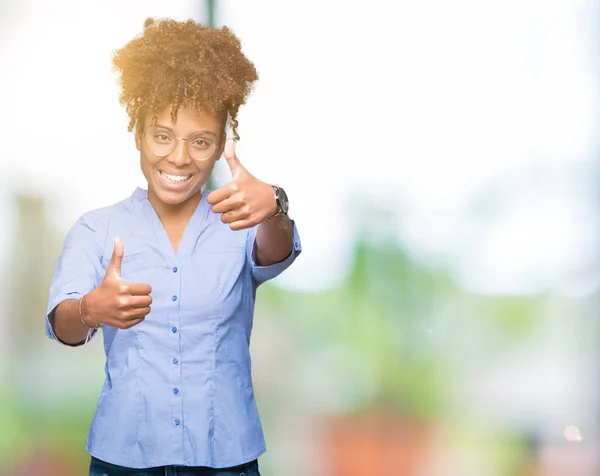 Vackra Unga Afroamerikanska Affärskvinna Över Isolerade Bakgrunden Godkänner Tummen Gör — Stockfoto