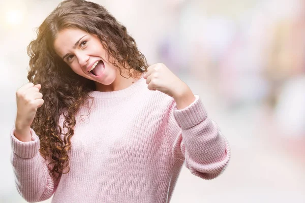 Bella Bruna Capelli Ricci Ragazza Indossa Maglione Invernale Rosa Sfondo — Foto Stock