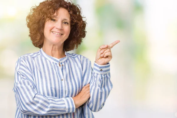 Mulher Sênior Bonita Meio Ager Vestindo Camisa Marinha Sobre Fundo — Fotografia de Stock