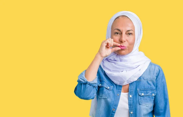 Middelbare Leeftijd Oost Arabische Vrouw Arabische Hijab Dragen Geïsoleerd Achtergrond — Stockfoto