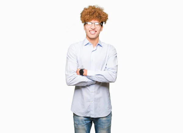 Młody Przystojny Biznesmen Afro Noszenia Okularów Szczęśliwy Twarz Uśmiechający Się — Zdjęcie stockowe