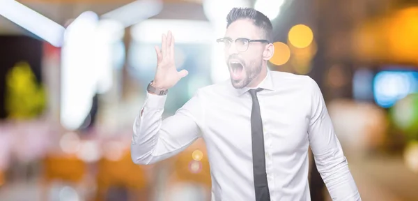 Joven Hombre Negocios Guapo Con Gafas Sobre Fondo Aislado Gritando —  Fotos de Stock