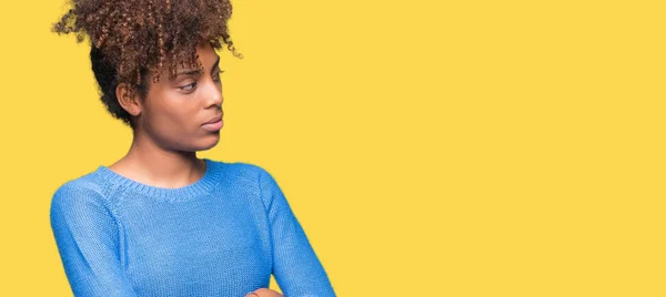 Linda Jovem Afro Americana Sobre Fundo Isolado Sorrindo Olhando Para — Fotografia de Stock