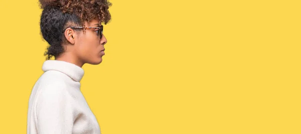 Linda Jovem Afro Americana Vestindo Óculos Sobre Fundo Isolado Olhando — Fotografia de Stock