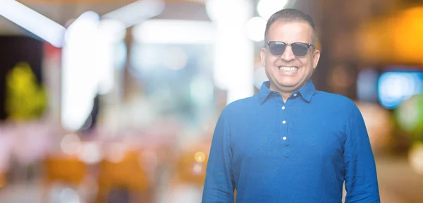 Orta Yaş Arap Adam Yüzünde Mutlu Güzel Bir Gülümseme Ile — Stok fotoğraf