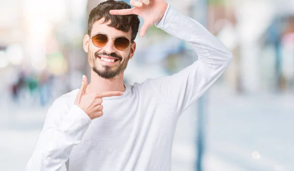 Homem Bonito Jovem Usando Óculos Sol Sobre Fundo Isolado Sorrindo — Fotografia de Stock