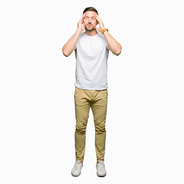 Beau Homme Portant Shirt Blanc Décontracté Avec Main Sur Tête — Photo