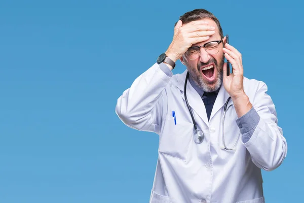 Hombre Médico Jubilado Mediana Edad Que Habla Teléfono Inteligente Sobre — Foto de Stock