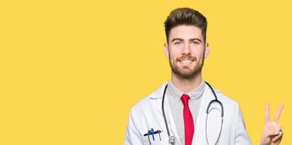 Fiatal Csinos Orvos Ember Visel Orvosi Kabát Mutatja Ujjal Felfelé — Stock Fotó