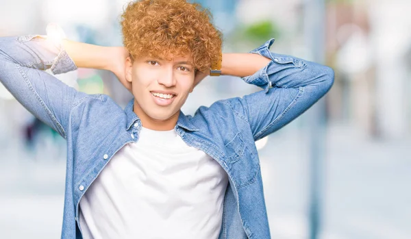 Homem Bonito Jovem Com Cabelo Afro Vestindo Jaqueta Ganga Relaxando — Fotografia de Stock