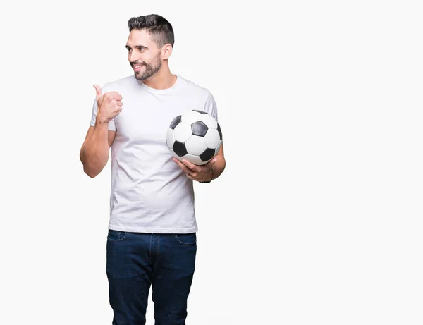 Jeune Homme Tenant Ballon Football Sur Fond Isolé Pointant Montrant — Photo