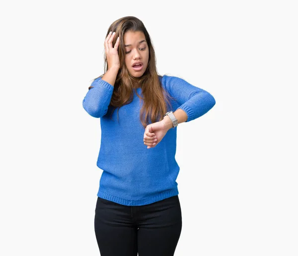 Jonge Mooie Brunette Vrouw Blauwe Trui Dragen Geïsoleerd Achtergrond Kijken — Stockfoto