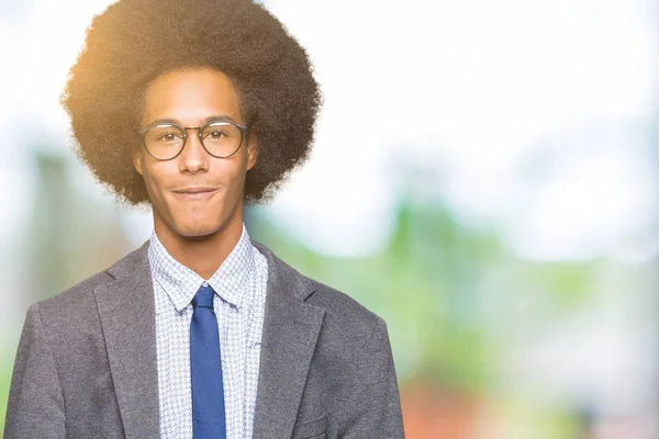 若いアフリカ系アメリカ人ビジネスの男性眼鏡手一緒にアフロの髪と指とは リラックスして 陽気な笑顔を渡った 成功と楽観的な — ストック写真