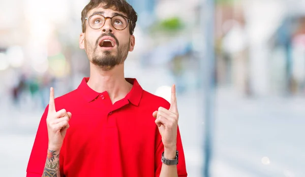 Young Handsome Man Wearing Glasses Isolated Background Amazed Surprised Looking — Stock Photo, Image