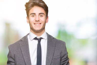 Genç iş adamı giyen takım elbise ve yüzünde mutlu ve güzel bir gülümseme ile izole arka plan üzerinde kravat. Şanslı kişi.