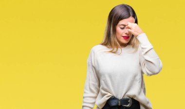 Genç güzel kadın rahat beyaz kazak izole arka burun ve göz yorgunluğu ve baş ağrısı duygu sürtünme yorgun üzerinde. Stres ve hayal kırıklığı kavramı.