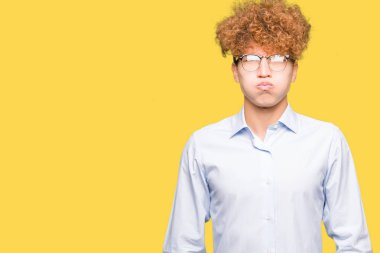 Genç yakışıklı iş adamı ile komik surat ile yanakları şişirme gözlüklü afro. Ağız ile hava, deli ifade şişirilmiş.