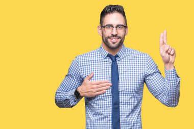 Genç iş adamı gözlük izole üzerinden Swearing göğüs ve bir sadakat sözü yemin yapma parmaklar, el ile arka plan