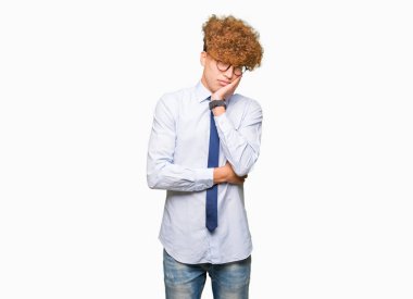 Genç yakışıklı iş adamı düşünme seyir yorgun ve çapraz kolları olan depresyon sorunları ile sıkılmış gözlüklü afro ile.