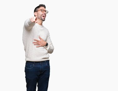 Genç yakışıklı adam gözlük izole üzerinde gülme sizin parmak el kamerasıyla göğüs üzerinde utanç ifadesi işaret eden arka plan
