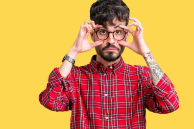 Parmaklarıyla, Uykulu ve sabah yorgunluk için yorgun gözlerini açmaya çalışırken izole arka plan üzerinde gözlük takan genç yakışıklı adam