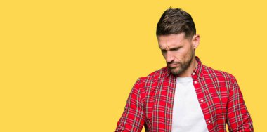 Yakışıklı erkek kol saati, rahat ve kendinden emin zamanında kontrol rahat gömlek giymiş