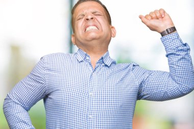 Orta yaş Arap iş adamı izole arka plan üzerinde geri, yorgun ve rahat, Uykulu ve erken sabah için esneme uzanan