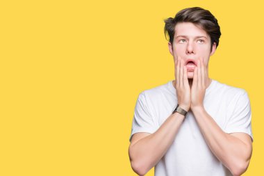 Yüz, depresyon ve üzüntü, kapsayan izole arka plan yorgun eller üzerinde rahat beyaz t-shirt giyen genç yakışıklı adam üzgün ve sorun için tahriş