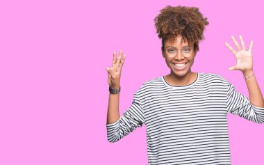 Güzel genç Afro-Amerikan kadın gözlük gösterilen ve parmakları ile işaret izole arka plan üzerinde kendinden emin ve mutlu gülümseyerek süre sekiz numara.