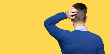 Genç yakışıklı bussines geriye düşünme hakkında şüphe ile baş taraftan dostum