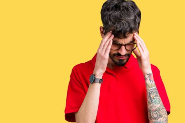 Çünkü üzerinde gözlük takan genç yakışıklı adam arka plan baş baş ağrısı için el ile izole stres. Migren muzdarip.