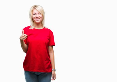 Hareketi el ile mutlu yaşasın yapıyor izole arka plan üzerinde kırmızı t-shirt giyen genç güzel sarışın bir kadın. Kameraya bakarak başarı gösteren ile ifade onaylama.